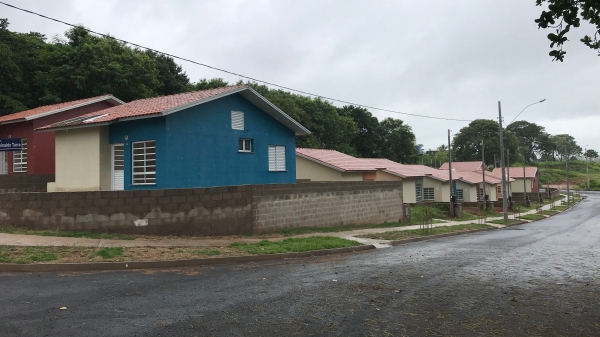 Conjunto com 45 casas no Itamarati está concluído (foto). Já o conjunto com 54 casas no Mário Covas está em andamento (Siga Mais).