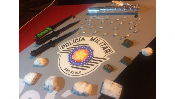 Foram apreendidos maconha, cocaína, facas, sacos plásticos e um caderno de anotações do tráfico (Foto: Cedida/PM).