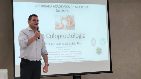 Prof. João Paulo Pilon abriu evento acadêmico (Imagem: Priscila Caldeira).