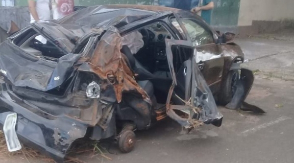 Carro ficou destruído após capotamento (Foto: Jornal Acontece Quatá/Reprodução Site Tupã Notícias).