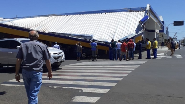 Parte da estrutura metálica do posto de combustíveis desabou (Reprodução: Panorama Notícias).