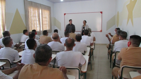 Leonardo de Assis, da CAEF, e a assistente social Neusa Salustiano proferiram palestra sobre preparação para a liberdade (Divulgação).