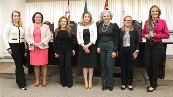 Palestrantes, coordenadora e participante do curso na EPM (Imagem: RF/EPM).