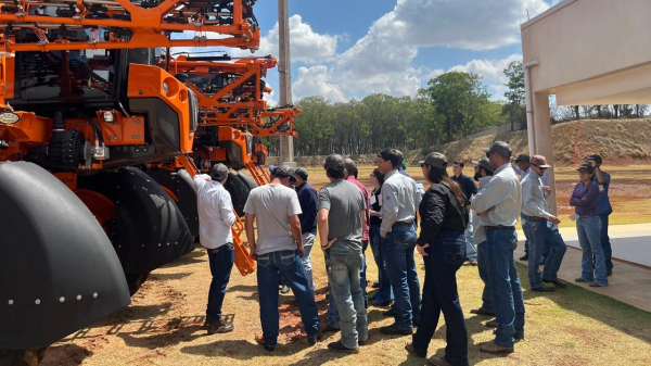 Estudantes e professores do curso de agronomia da FAI na Jacto em Pompeia (Acervo Pessoal).