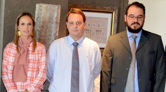 Os juízes homenageados com títulos de Cidadãos Adamantinenses: Ruth Duarte Menegatti, Fábio Alexandre Marinelli Sola e Carlos Gustavo Urquiza Scarazzato (Arquivo: Siga Mais).
