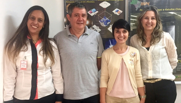 Prof.ª Dra. Jaqueline Haddad Machado e Prof.ª Dra. Márcia Zilioli Bellini (nas laterais) são recebidas no INPE, em São José dos Campos (Foto: Da Assessoria).