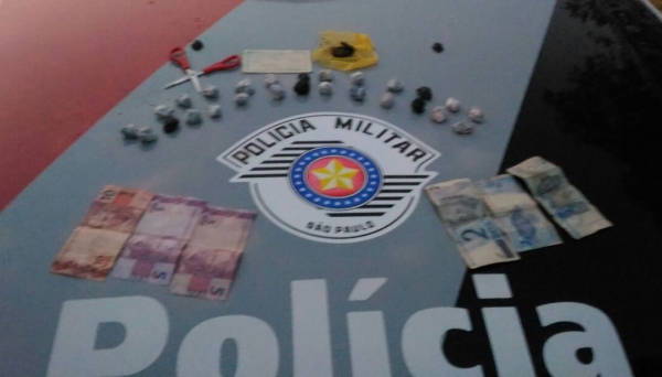 Droga apreendida foi apresentada pela PolÃcia Militar, junto com o adolescente, na PolÃcia Civil (Foto: Cedida).