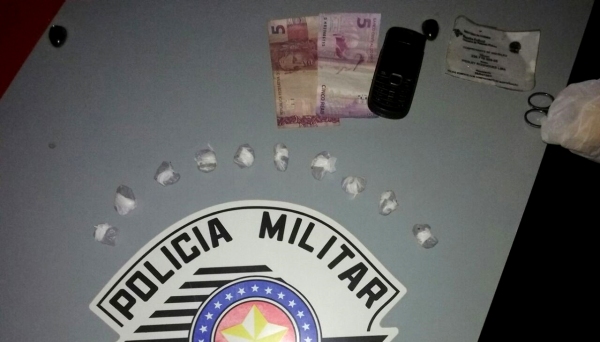 Polícia prende acusado por tráfico de drogas e com ele, nove porções de maconha (Foto: Cedida/PM).