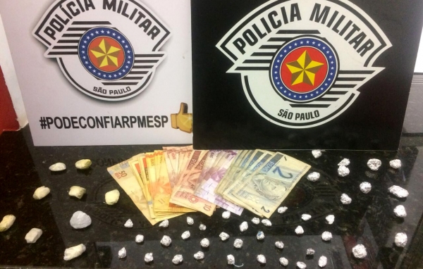 Drogas e dinheiro foram apreendidos em operação de combate ao tráfico de drogas (Foto: Cedida/PM).