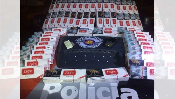 Droga, maços de cigarro e máquina de jogo do bicho, apreendidos pela Polícia Militar, em bar no Jardim Brasil (Foto: Cedida/PM).