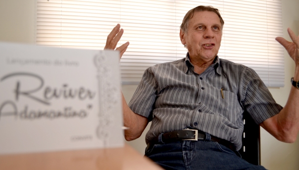 Livro de João Carlos Rodrigues traz 540 fotos em 298 páginas, com a história de Adamantina, de 1937 até a década de 70 (Foto: Maikon Moraes).