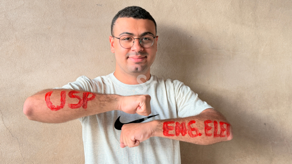 Jovem adamantinense celebra aprovacao em multiplos vestibulares e vai cursar Engenharia Eletrica na USP Sao Carlos, com foco em Sistemas de Energia e Automacao (Siga Mais).