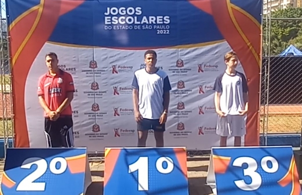 Representando a Escola Cristã de Adamantina, o jovem Guilherme Barbosa conquistou a medalha de bronze no lançamento na competição (Cedida).