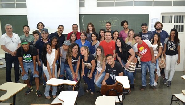 Alunos dos cursos de Design e Publicidade e Propaganda, professores e palestrante ao final da Jornada Acadêmica (Foto: Priscila Caldeira).