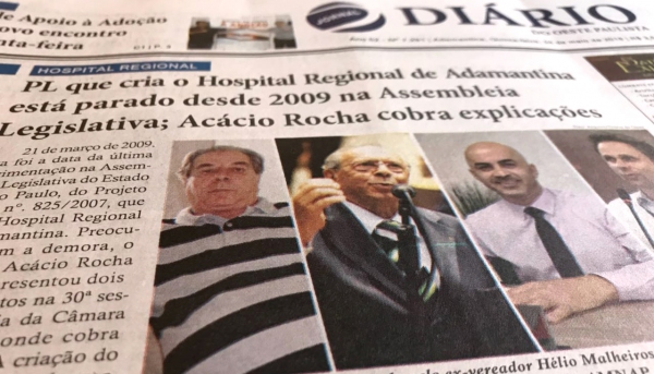 Diário do Oeste destaca o assunto. Na foto, o ex-vereador Hélio Malheiros, o autor do projeto Antônio Salim Curiati, vereador Acácio Rocha e presidente da Amnap, Alexandre  Tassoni (Reprodução).