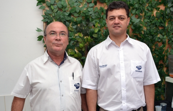 Presidente da comissão organizadora do CICFAI 2016, Prof. Dr. José Aparecido dos Santos, e diretor geral da FAI, Prof. Dr. Wendel Soares, comemoraram aprovação da inserção do evento na Semana Nacional de Ciência e Tecnologia.(Foto: Jhonas Zago Pires)