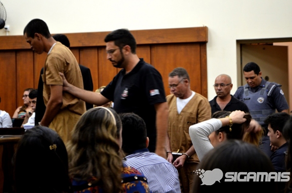 Réus entram no plenário, para  acompanharem anúncio da sentença. (Foto: Acácio Rocha)