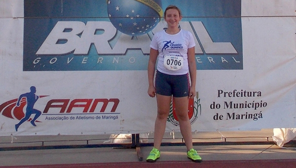 Júlia Barbosa é campeã e recordista paranaense de atletismo, em competição realizada no fim de semana em Maringá (Foto: Cedida).