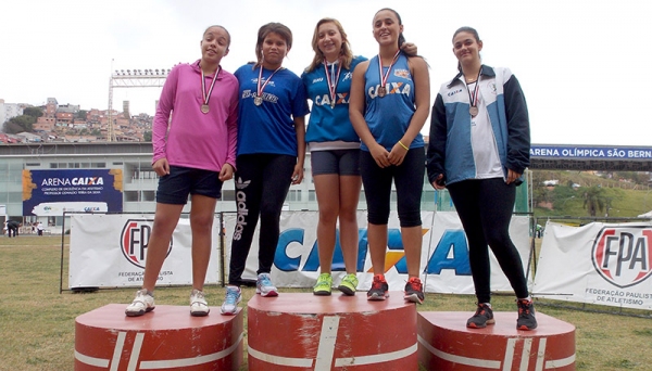 No centro do pódio, a atleta adamantinense Júlia Barbosa, Campeã Paulista 2017 (Foto: Da Assessoria).