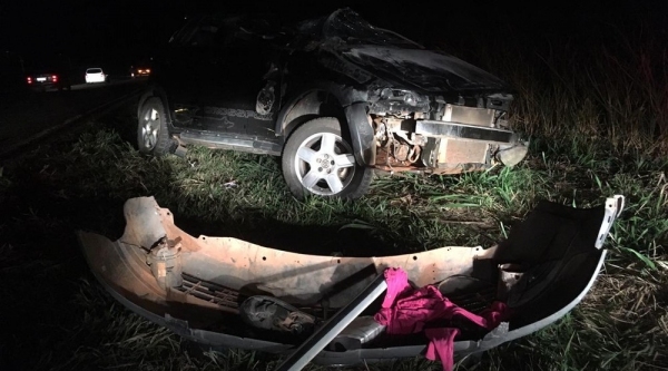 Duas pessoas ficaram feridas no acidente ? mãe e filho ? que estavam no carro que capotou após colisão lateral em caminhão (Foto: Carlos Volpi/TV Fronteira).