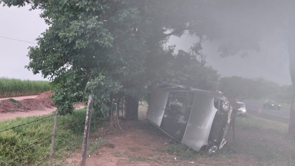 Em Junqueiropolis, choque contra arvore. Menina de seis anos morreu (Cedida/PM Rodovi?ria).