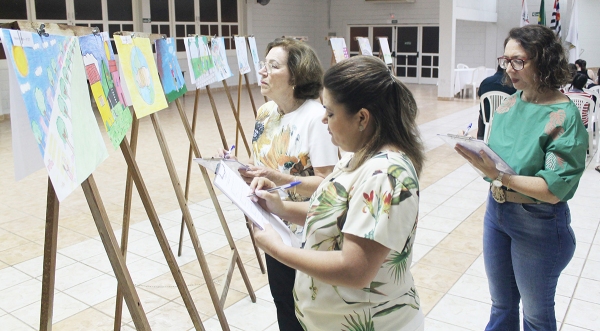 As juradas Áurea Andrade, Aureni Luiz e Sandra Bellusci avaliaram os melhores cartazes (Foto: Assessoria de Imprensa/Lions Clube de Adamantina).