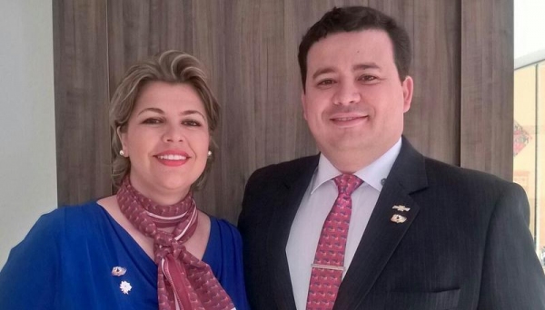 Karen e Leandro, respectivamente, assumem a presidência da Casa da Amizade e Rotary Club de Adamantina (Foto: Assess. Imprensa/Rotary Club de Adamantina)