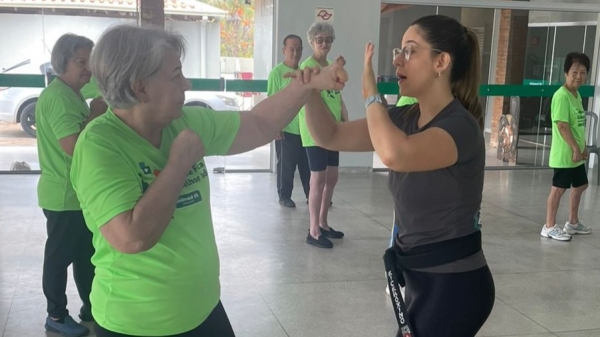 Aula de kickboxing foi uma das atividades adaptadas aos idosos do Programa da Melhor Idade, da Unimed Adamantina (Divulgação).
