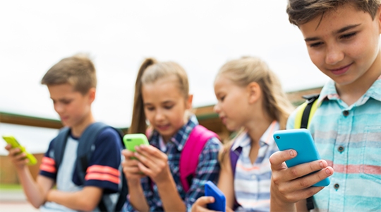 Estudo descobriu que as crianças, especialmente os meninos do curso primário, passam mais tempo assistindo à televisão ou utilizando smartphones (Marcello Casal Jr./Agência Brasil).