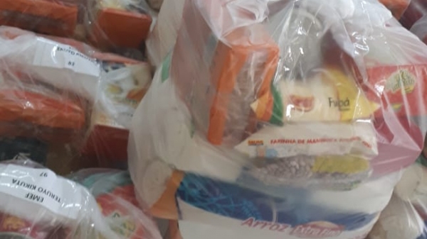 Kits distribuídos pela Secretaria de Educação contaram com carne, itens da cesta básica, legumes, verduras e leite (Da Assessoria).
