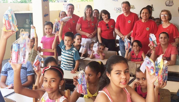 Crianças foram beneficiadas com kits de higiene bucal (Foto: Assessoria de Imprensa/Lions Clube).