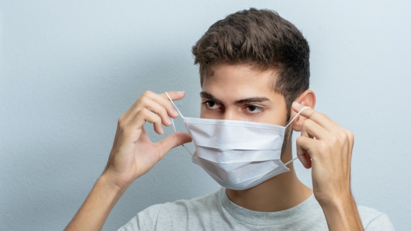 Nos espaços de saúde, uso de máscaras de proteção facial continua obrigatório (Imagem: Kobby Mendez/Unsplash).