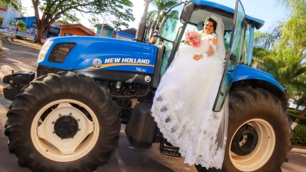 Noiva chegou ao casamento levada em um trator agrícola (Imagem cedida: André Kuwada Fotografias).