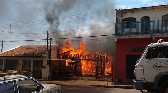 Casa ficou completamente destruída com o incêndio (Fotos: Valdecir Luís).