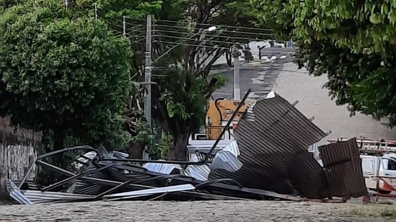 Cobertura metálica de empresa foi lançada na rua, pela ventania, nas proximidades do Tiro de Guerra de Lucélia (Reprodução/Redes Sociais).