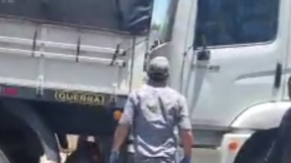 Bombeiros prestam atendimento à vÃtima prensada entre dois caminhões (Reprodução).