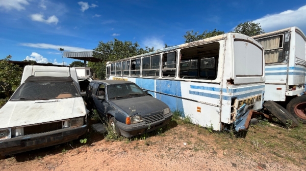 Parte dos veículos/sucatas listados no edital de leilão (Foto: Siga Mais).
