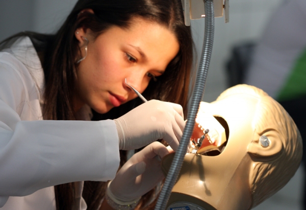Clínica de Odontologia da UniFAI abre inscrições para pacientes que precisam de prótese dentária total. (Foto: Arquivo FAI)