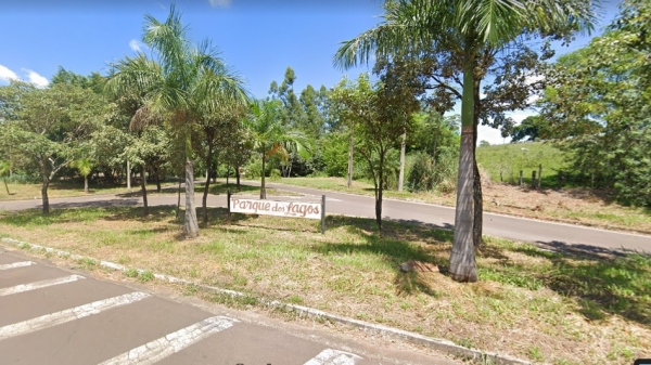 Parque dos Lagos, em Adamantina, tem seu acesso pela SP-294, ao lado da base da PM Rodoviária (Imagem: Google).