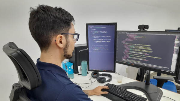 Desenvolvedor do assistente virtual, Laercio Ferreira, explica sobre performance e manutencao da ferramenta (Imagem: Priscila Caldeira).