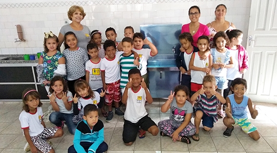 Diretora do Lar Cristão, Dulcineia, funcionárias e crianças atendidas pela entidade ao lado do novo bebedouro, adquirido com recursos da Campanha Imposto de Renda do Bem (Foto: Da Assessoria).