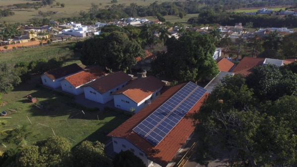 Sistema de produção de energia fotovoltaica, composto por várias placas solares, foi instalada no Lar dos Velhos com recursos do Imposto de Renda do Bem (Assessoria de Imprensa/IR do Bem).