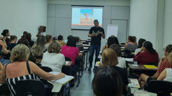 Programa oferece formacao aos professores abordando oralidade, leitura e escrita (Cedida/PMA).