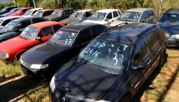 Pátios do Detran estão lotados com veículos que foram recolhidos, por infrações diversas (Foto: Gabriel Jabur/Agência Brasília).