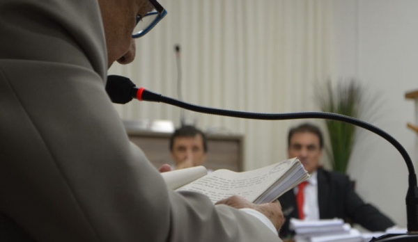 Relator da CIP, vereador Luiz Carlos Gavão faz leitura do relatório, durante sessão na Câmara Municipal, observado por Ivo Santos e pelo advogado Salvador Mustafa Campos (Foto: Acácio Rocha).