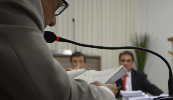 Relator da CIP, vereador Luiz Carlos Gavão faz leitura do relatório, durante sessão na Câmara Municipal, observado por Ivo Santos e pelo advogado Salvador Mustafa Campos (Foto: Acácio Rocha).