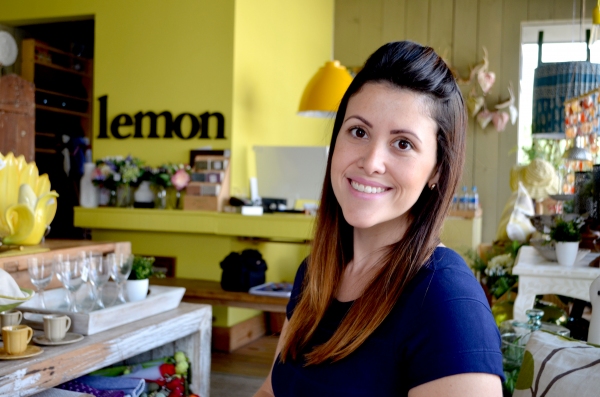 Dona da loja Lemon, Carol Furquim escreve sobre decoração, moda, receitas, dicas de lugares e viagens (Foto: Acácio Rocha)