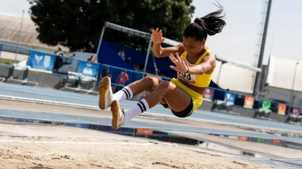 Salto de Laura Fernanda no Mundial Escolar no Rio de Janeiro (International School Sport Federation / Divulgação).