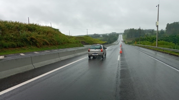 Análises das equipes de engenharia da Concessionária e de consultoria geotécnica atestaram a segurança para a circulação de veículos pela pista oeste (Bauru-Marília), na SP-294, em Garça (Divulgação/Eixo SP).