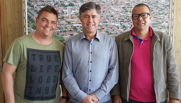 Diretor de Esportes Luciano Netto, prefeito Márcio Cardim e o Secretário de Esportes do município Ronaldo Pereira Dutra, Tuiuiú (Foto: Assessoria de Imprensa).